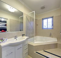 Comfort Inn And Suites Georgian Albury - Yarra Valley Accommodation
