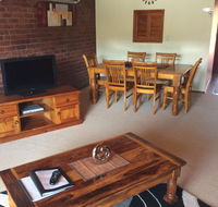 Cleveland Visitor Villas Motel  Shailer Park Garden Villas - Yarra Valley Accommodation