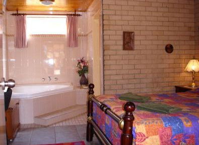 Lake Front Motel - Yarra Valley Accommodation 4