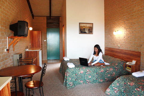 Lookout Motor Inn - Yarra Valley Accommodation 0
