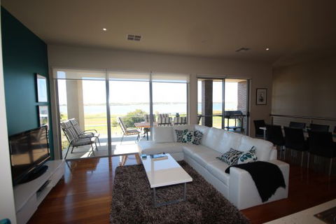 LJ Hooker Goolwa Holiday Rentals - 42 Underwood Avenue, Goolwa Beach - Yarra Valley Accommodation 0
