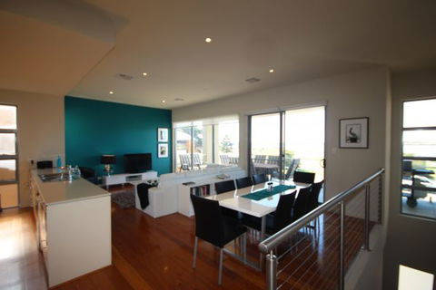 LJ Hooker Goolwa Holiday Rentals - 42 Underwood Avenue, Goolwa Beach - Yarra Valley Accommodation 2