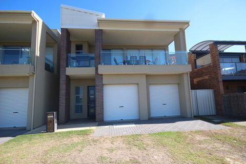 LJ Hooker Goolwa Holiday Rentals - 42 Underwood Avenue, Goolwa Beach - Yarra Valley Accommodation 3