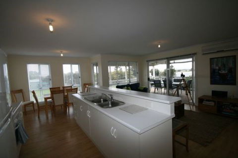 LJ Hooker Goolwa Holiday Rentals - 42 Underwood Avenue, Goolwa Beach - Yarra Valley Accommodation 5
