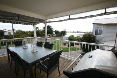 LJ Hooker Goolwa Holiday Rentals - 42 Underwood Avenue, Goolwa Beach - Yarra Valley Accommodation 6