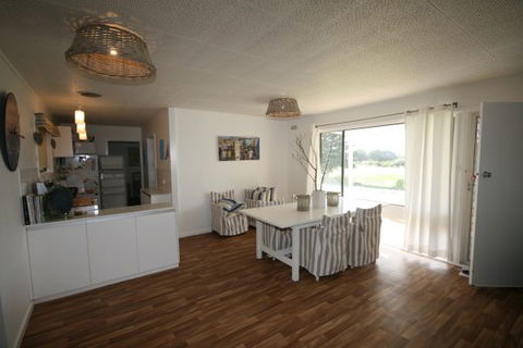 LJ Hooker Goolwa Holiday Rentals - 42 Underwood Avenue, Goolwa Beach - Yarra Valley Accommodation 8