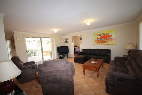LJ Hooker Goolwa Holiday Rentals - 12 Willmett Road, Goolwa Beach - Yarra Valley Accommodation 0