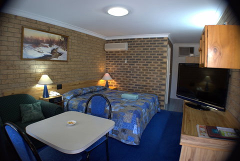 Settlers Motor Inn - Yarra Valley Accommodation 1