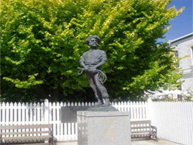 Alexander Cameron Statue - Yarra Valley Accommodation 0