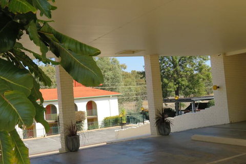 Bishops Lodge Narrandera - Yarra Valley Accommodation 1