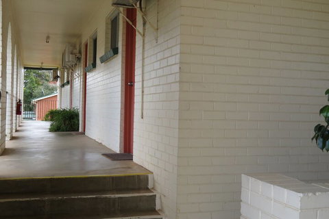 Bishops Lodge Narrandera - Yarra Valley Accommodation 2
