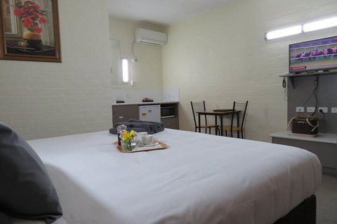 Bishops Lodge Narrandera - Yarra Valley Accommodation 6