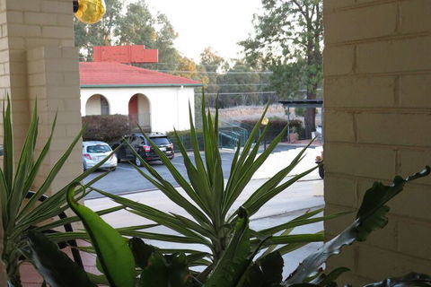 Bishops Lodge Narrandera - Yarra Valley Accommodation 3