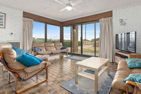 Sun & Surf Aldinga Beach Apartment - Yarra Valley Accommodation 5