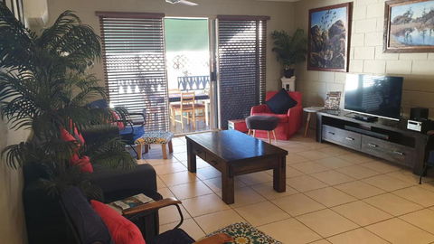 A City Retreat 2BR Apartment Reid Park Townsville - Yarra Valley Accommodation 5