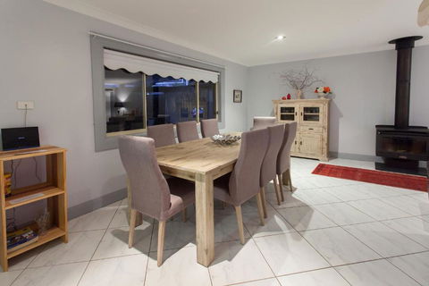 Rawsons Retreat Five Bedroom Home Walk CBD Includes Breakfast - Yarra Valley Accommodation 6