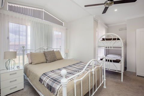 Lakehouse Family Oasis - Yarra Valley Accommodation 5