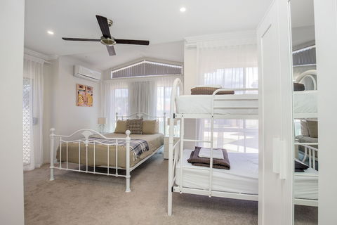 Lakehouse Family Oasis - Yarra Valley Accommodation 4