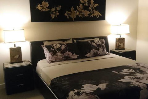 Palm Lakeside - Bowen, Whitsundays Wifi Netflix Private Cool Luxury - Yarra Valley Accommodation 2