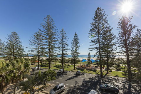 Oaks Gold Coast Calypso Plaza Suites - Yarra Valley Accommodation 1