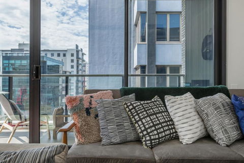 LIGHT AIRY SPACIOUS QUEENS ROAD APARTMENT - Yarra Valley Accommodation 6