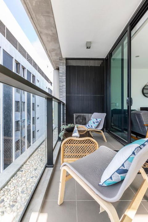 LIGHT AIRY SPACIOUS QUEENS ROAD APARTMENT - Yarra Valley Accommodation 4