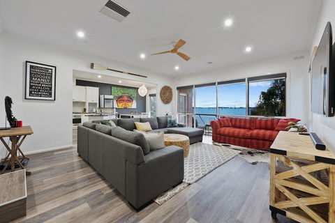 Lakeside Landing - Waterfront - Yarra Valley Accommodation 3