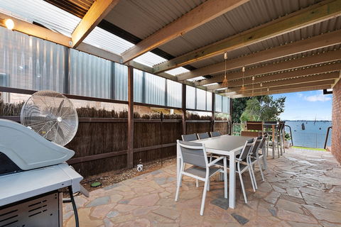 Lakeside Landing - Waterfront - Yarra Valley Accommodation 6