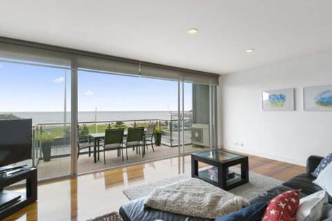 LOUTTIT BAY APARTMENT 1 Free Wifi Ocean Views & The Ultimate Location - Yarra Valley Accommodation 0