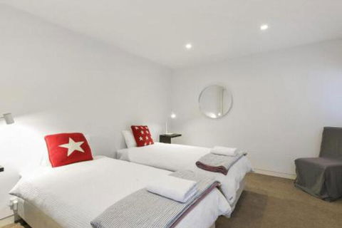 LOUTTIT BAY APARTMENT 1 Free Wifi Ocean Views & The Ultimate Location - Yarra Valley Accommodation 7