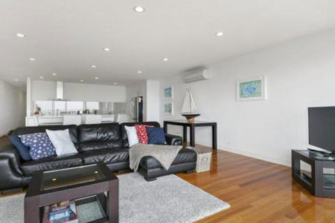 LOUTTIT BAY APARTMENT 1 Free Wifi Ocean Views & The Ultimate Location - Yarra Valley Accommodation 6