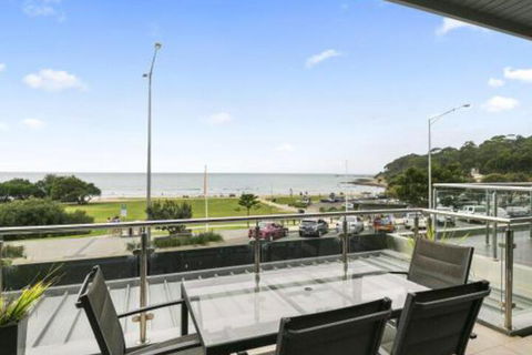 LOUTTIT BAY APARTMENT 1 Free Wifi Ocean Views & The Ultimate Location - Yarra Valley Accommodation 5