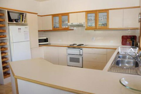 LIZ LAKE - Yarra Valley Accommodation 6