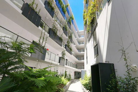 Large Modern 2 Bedroom Apartment Near Lake Claremont - Yarra Valley Accommodation 5
