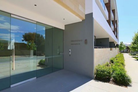 Large Modern 2 Bedroom Apartment Near Lake Claremont - Yarra Valley Accommodation 2