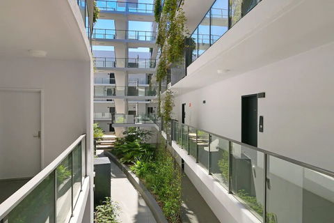 Large Modern 2 Bedroom Apartment Near Lake Claremont - Yarra Valley Accommodation 4