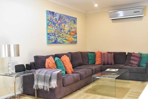 Modern 2 Bedroom Unit Close To CBD - Yarra Valley Accommodation 1