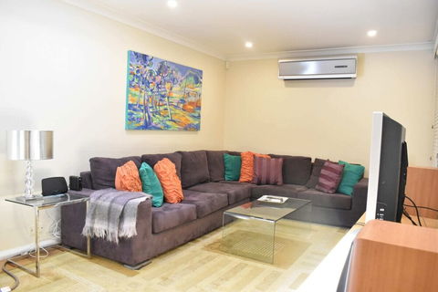 Modern 2 Bedroom Unit Close To CBD - Yarra Valley Accommodation 3