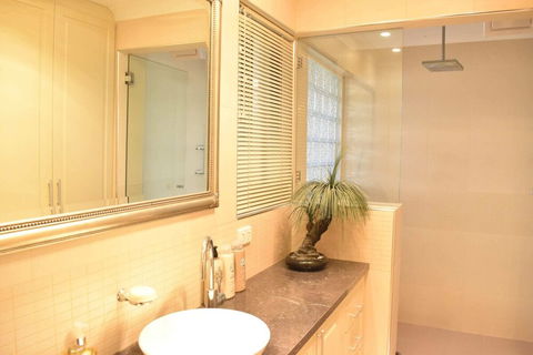 Modern 2 Bedroom Unit Close To CBD - Yarra Valley Accommodation 6