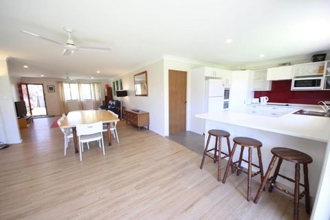 Barefoot Bungalow At Hat Head - Yarra Valley Accommodation 5