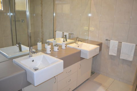 Cypress Drive Townhouse - Yarra Valley Accommodation 6