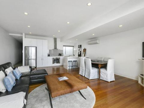 LOUTTIT BAY APARTMENT 2 Main Street With Wifi & Views - Yarra Valley Accommodation 1