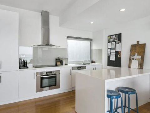 LOUTTIT BAY APARTMENT 2 Main Street With Wifi & Views - Yarra Valley Accommodation 0
