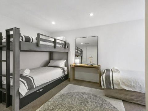 LOUTTIT BAY APARTMENT 2 Main Street With Wifi & Views - Yarra Valley Accommodation 5