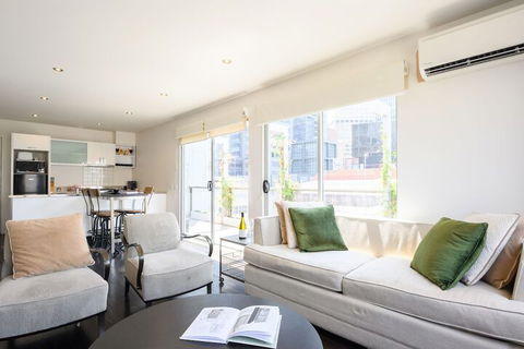 OLIVER Laneway Art Fed Square & Top Restaurants - Yarra Valley Accommodation 0