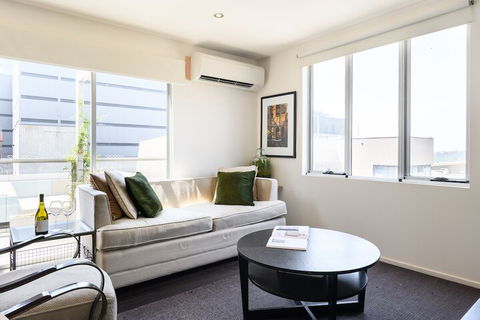 OLIVER Laneway Art Fed Square & Top Restaurants - Yarra Valley Accommodation 2