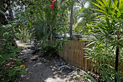 Rare Modern Unit W Private Fenced Garden Close To The Beach PC5 - Yarra Valley Accommodation 1