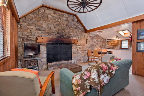 Crackenback Cottage 1884 - Yarra Valley Accommodation 3