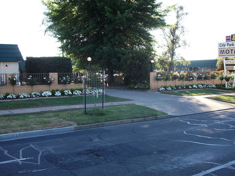City Park Motel & Apartments - Yarra Valley Accommodation 0