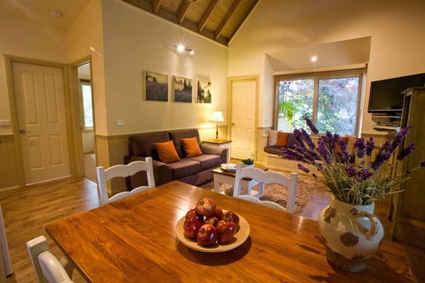 Autumn Abode Cottages Two - Yarra Valley Accommodation 6